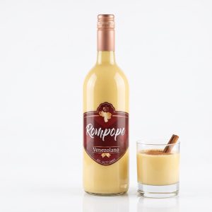 Botella de rompope venezolano de 1 litro con vaso de rompope y canela
